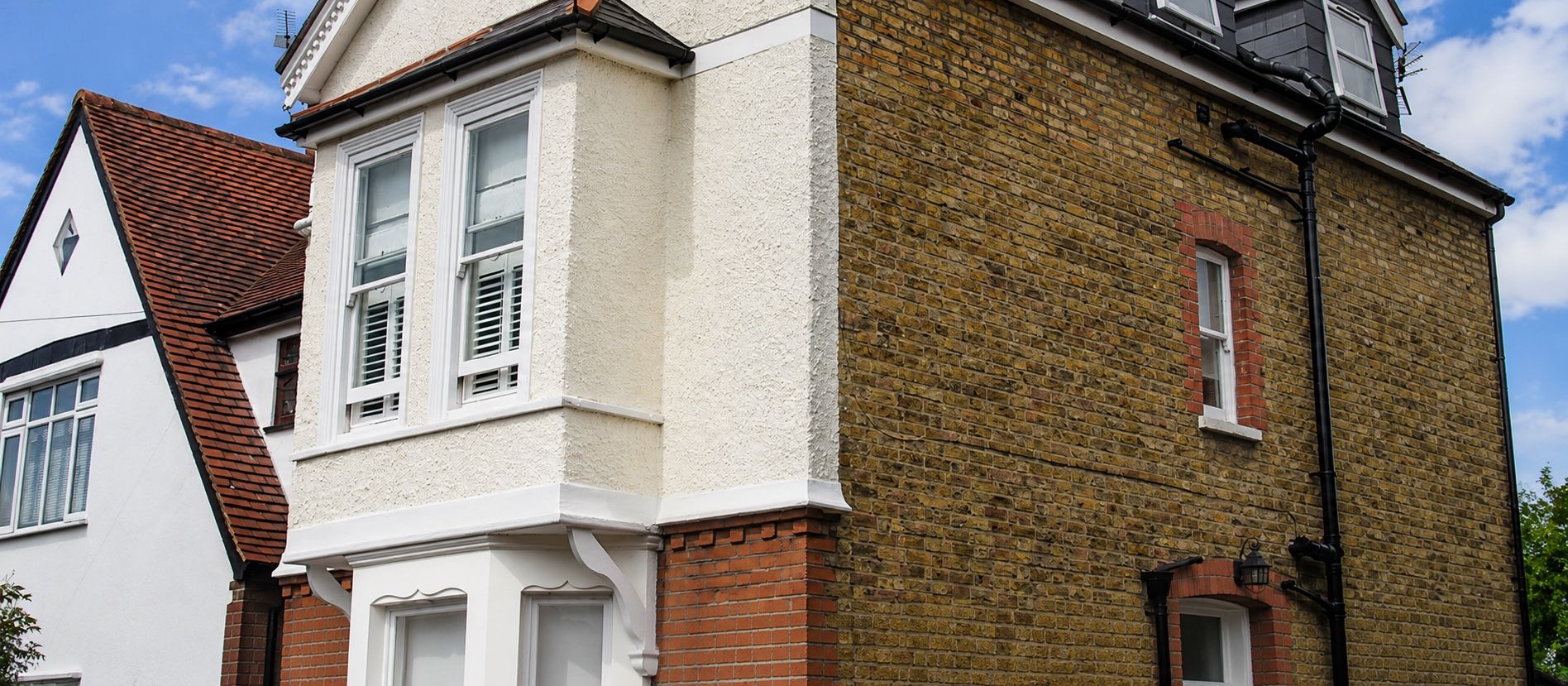 Renovated house combining rendered walls and traditional brickwork
